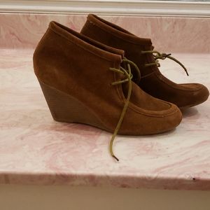 Size 9 brown seude boots.